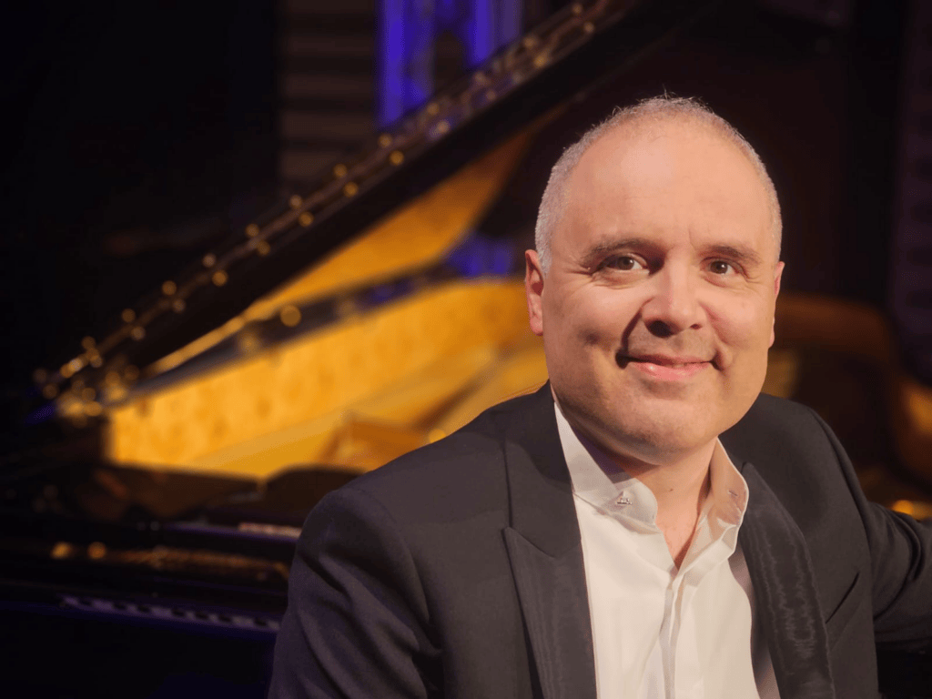 The pianist at the piano