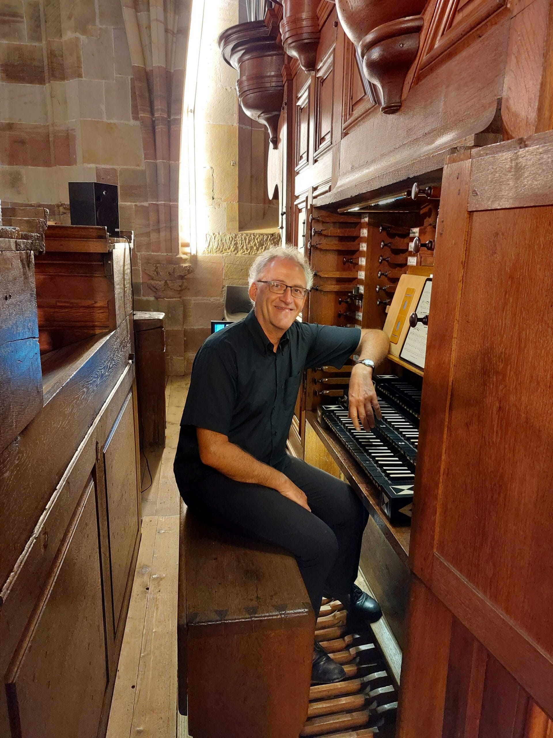 Organiste à la table d'orgue