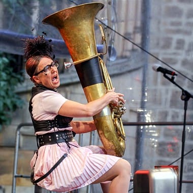 Rosemie Warth spielt Tuba