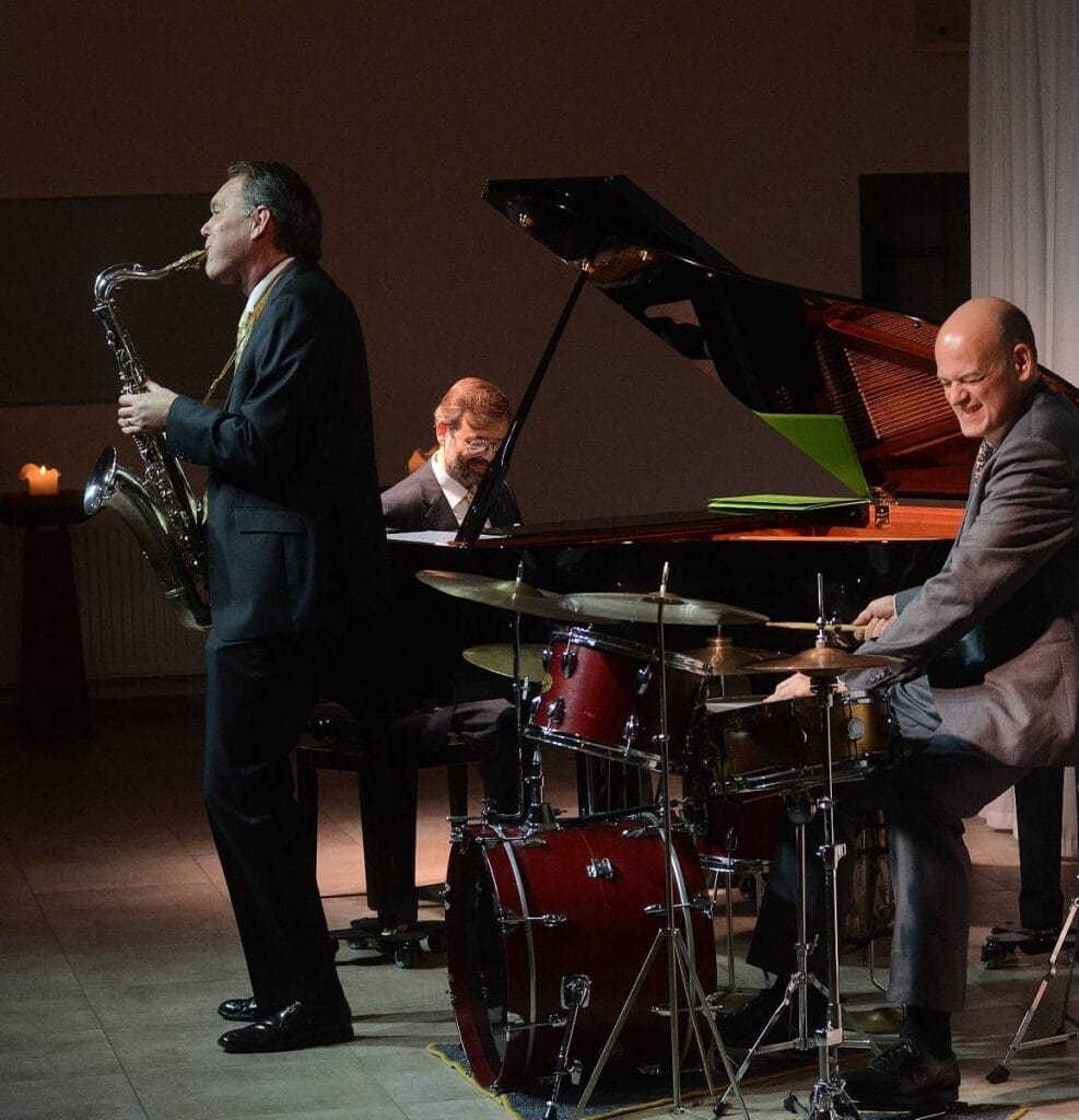 zu sehen ist das spielende Jazztrio