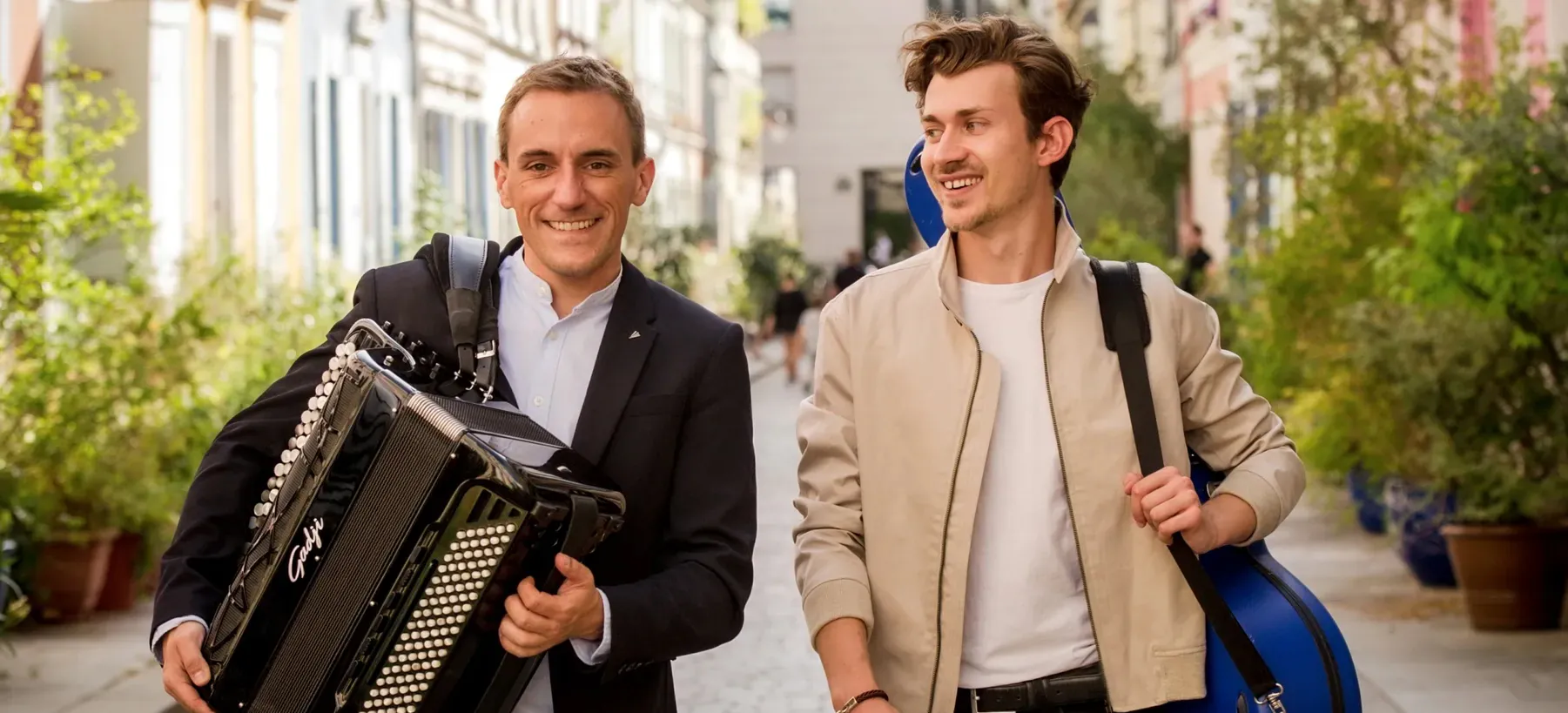 to be seen are both musicians in a street