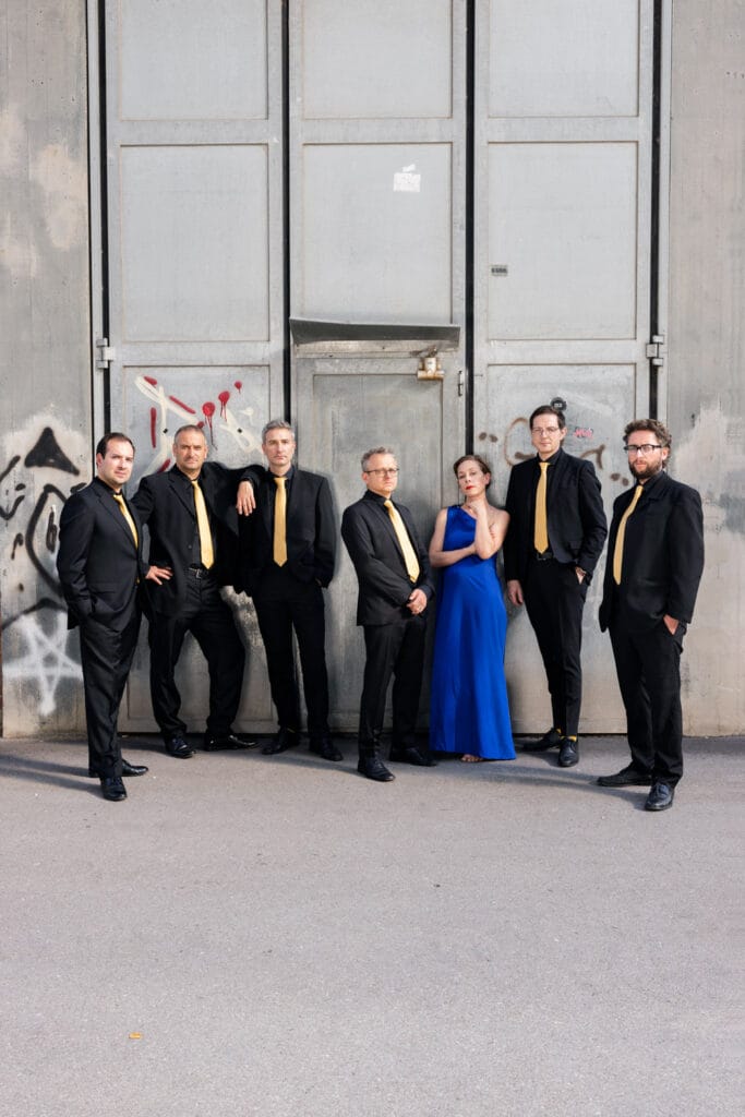 die Gruppe vor einem Tor